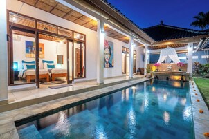 Fachada da propriedade à noite