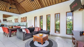 En 29-tommers smart-TV med kabel-kanaler samt bøker