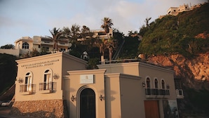 Un bâtiment sur lequel on peut lire l’inscription suivante : « UN LUGAR PARA CONOCER EL PASADO Y DISFRUTAR EL PRESENTE » et « OBERTOSIO HOTEL ».