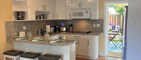 Frigorífico, microondas, placa de cocina y cafetera o tetera