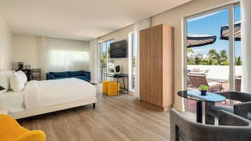 Deluxe King Terrace | 1 bedroom, hypo-allergenic bedding, pillow-top beds, minibar