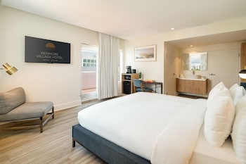 Deluxe King Balcony | Hypo-allergenic bedding, pillowtop beds, minibar, in-room safe at Kenmore Village Hotel, South Beach
