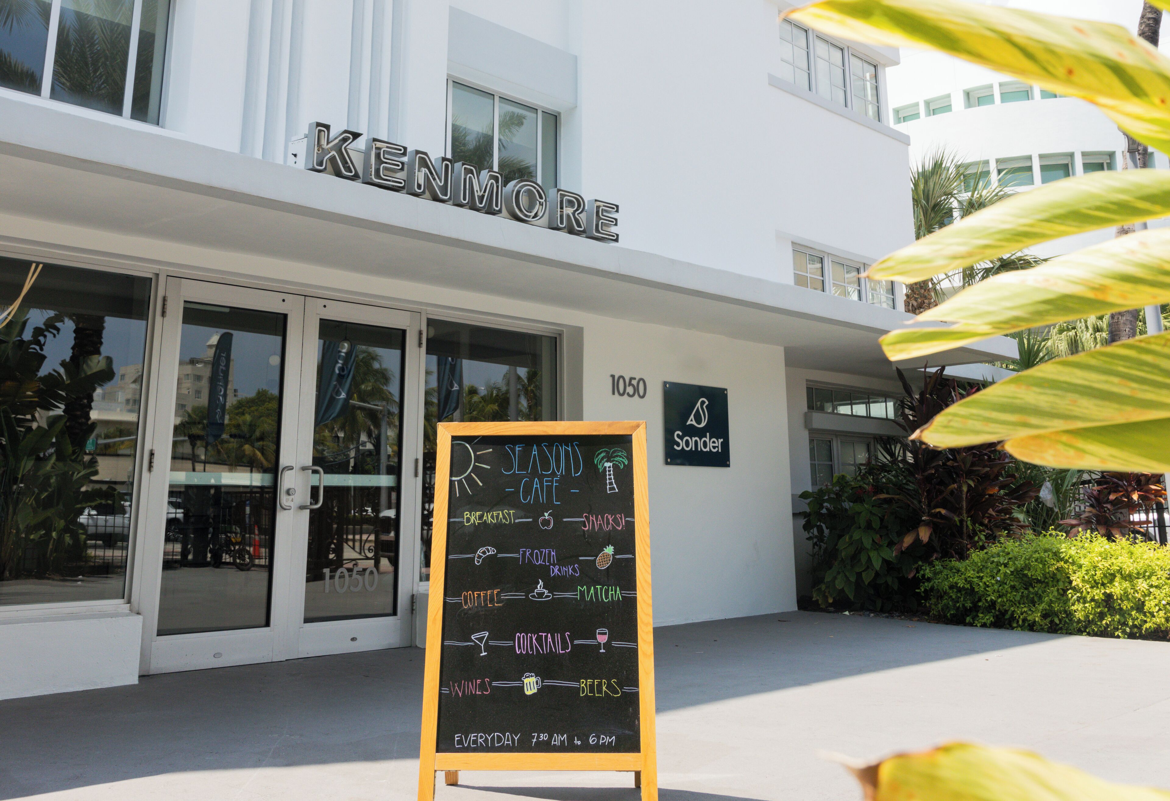L’extérieur du Kenmore est agrémenté d’un tableau noir où figure le menu du petit-déjeuner, ainsi que la liste des cafés, des cocktails, des vins et des bières proposés.