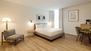 Quarto básico, 1 cama Queen, chuveiro com barras de apoio | Roupas de cama antialérgicas, camas com colchões pillow-top, frigobar