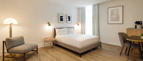 Eenvoudige kamer, 1 queensize bed, rolstoeltoegankelijke douche | Hypoallergeen beddengoed, pillowtop-bedden, een minibar