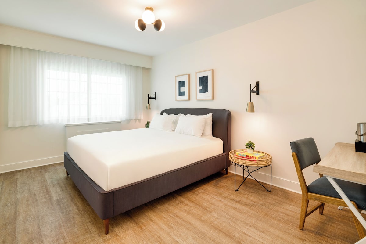 Bedroom King | Hypo-allergenic bedding available, pillowtop beds, minibar, in-room safe