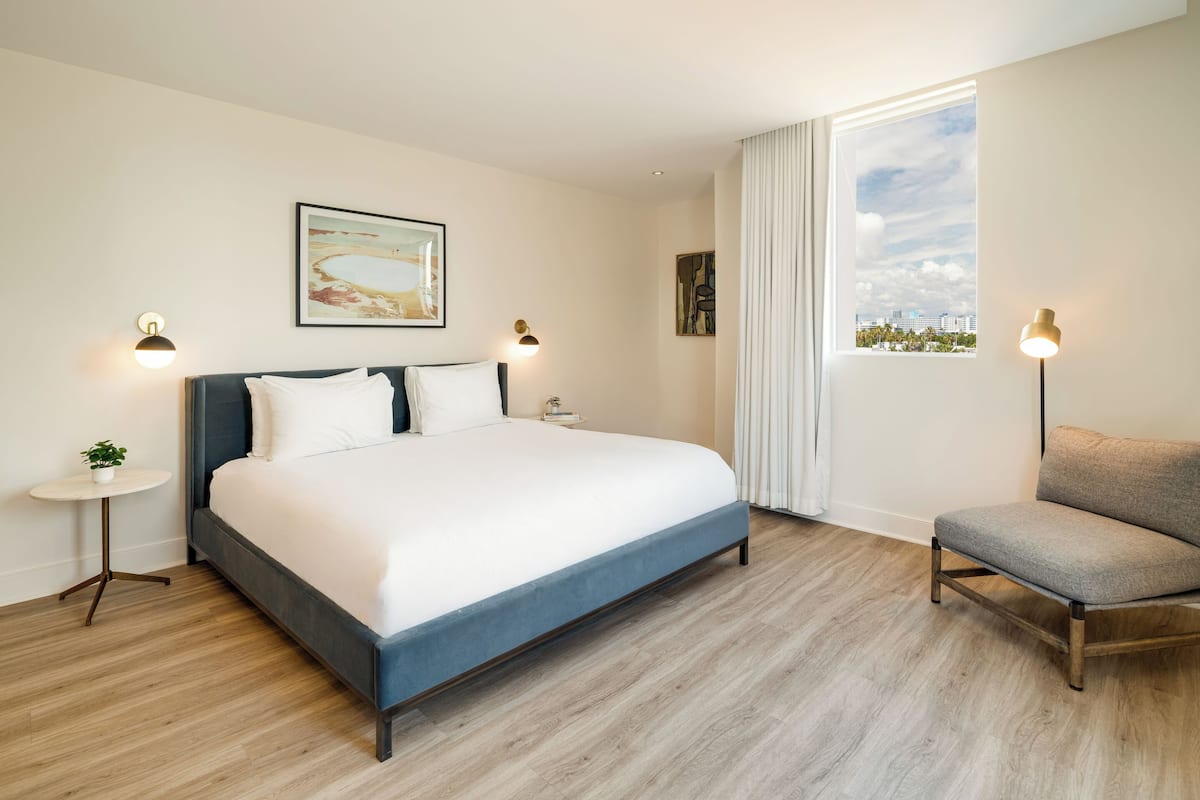 Deluxe King Balcony | Hypo-allergenic bedding available, pillowtop beds, minibar, in-room safe