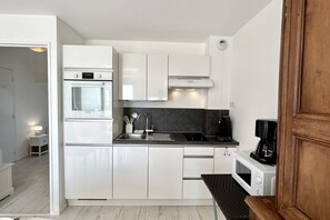 Réfrigérateur, four à micro-ondes, un four, lave-vaisselle