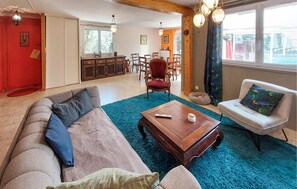 TV, fireplace, video game console, DVD player - 5 bedroom stunning home in Francheville (Francheville)