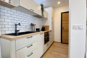 Réfrigérateur, micro-ondes, four, plaque de cuisson