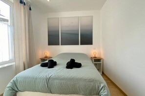 2 bedrooms, travel cot, WiFi, bed sheets