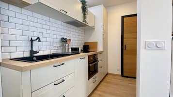 Réfrigérateur, micro-ondes, four, plaque de cuisson