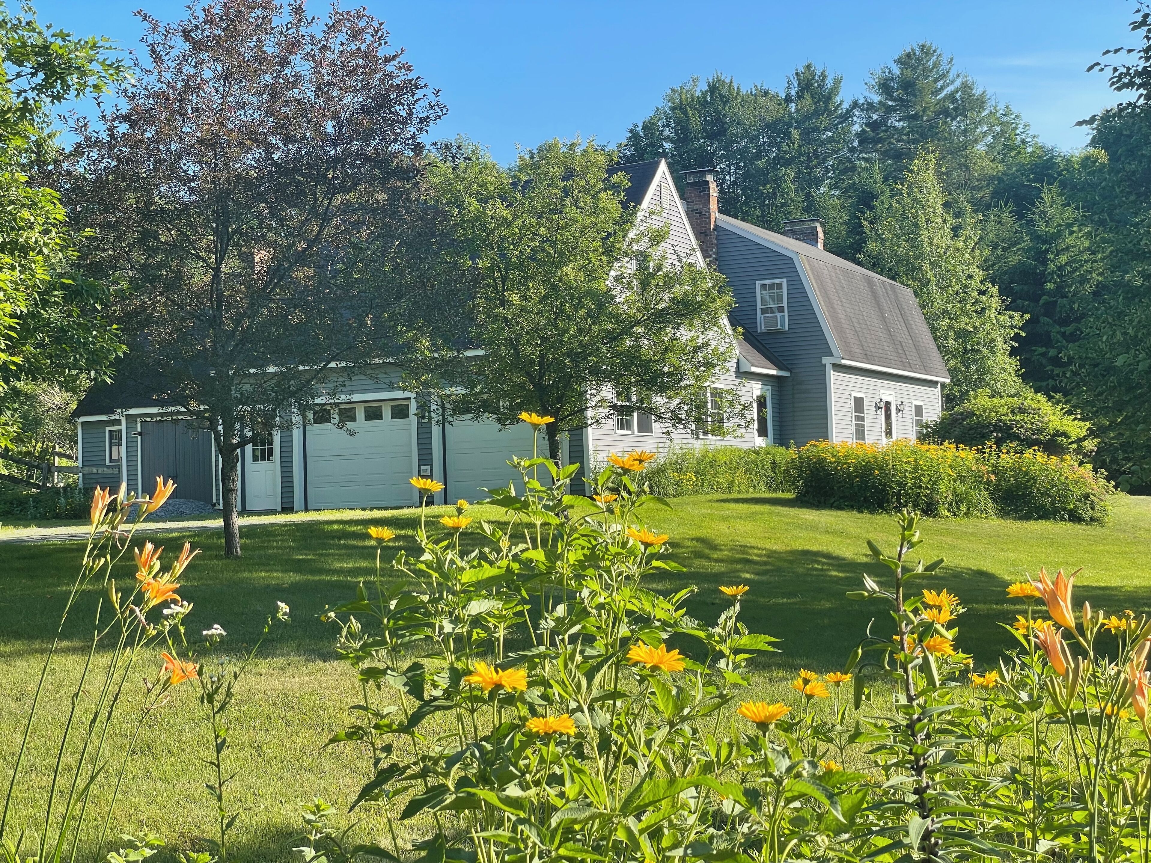 Hilltop Homestead : Charming Woodstock Farmhouse, Close to Skiing