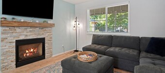 Redmond Rest - Quiet Retreat, Fenced Yard, Pet Friendly, AC