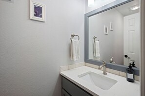 Combined shower/bathtub, hair dryer, towels