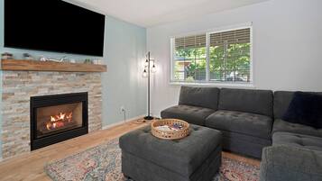 Una televisión, una chimenea