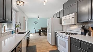 KylskÄp, mikrovÄgsugn, ugn och spishÀll