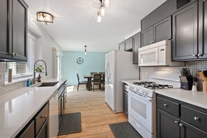 Refrigerador, microondas, horno y parrilla de estufa 