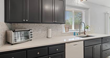 Redmond Rest - Quiet Retreat, Fenced Yard, Pet Friendly, AC