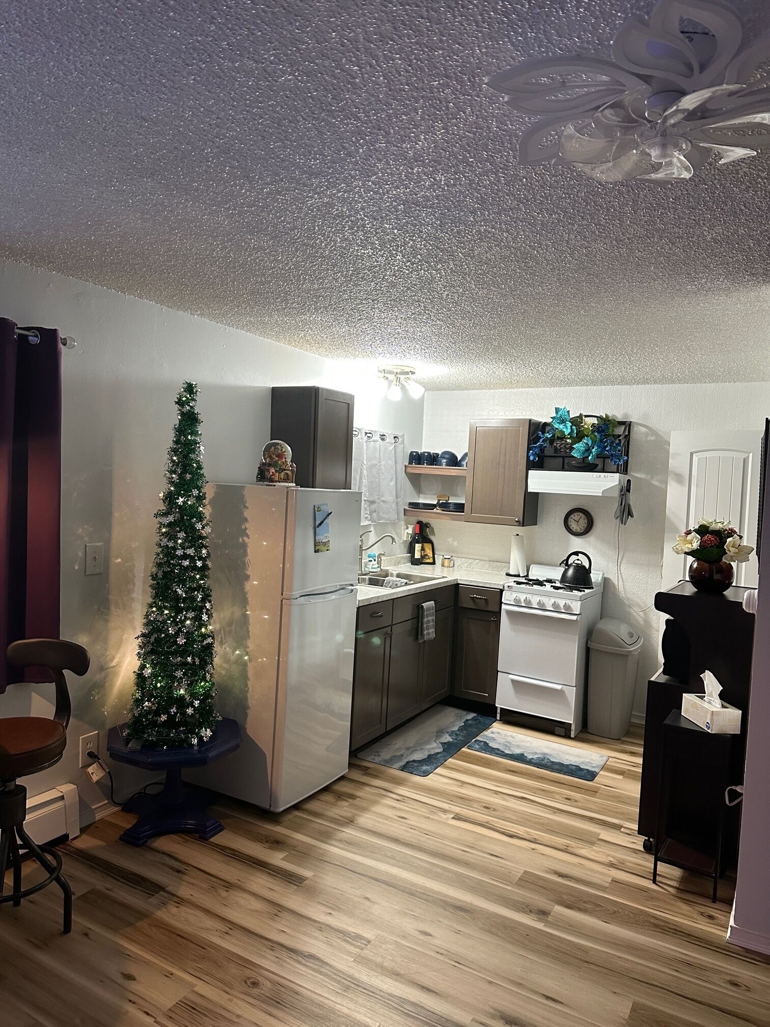 Quiet, safe neighborhood. Minutes to airport/downtown. Military discounts.