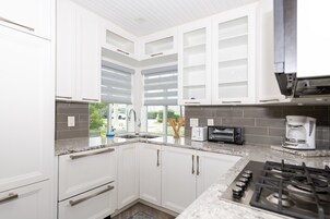 Deluxe Apartment | Premium bedding, desk, soundproofing, free WiFi