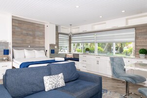 Deluxe Apartment | Premium bedding, desk, soundproofing, free WiFi