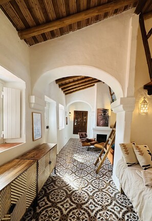 4 bedrooms, desk, iron/ironing board, travel crib