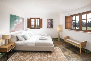 4 habitaciones, escritorio y tabla de planchar con plancha 