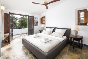 4 bedrooms, desk, iron/ironing board, travel cot