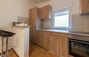 Réfrigérateur, four, plaque de cuisson, cafetière/bouilloire