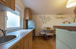 Fridge, oven, stovetop, coffee/tea maker