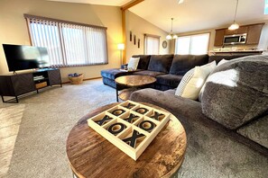 Smart TV, fireplace, table football - Lake Arrowhead Retreat with club pools and beaches (Nekoosa)