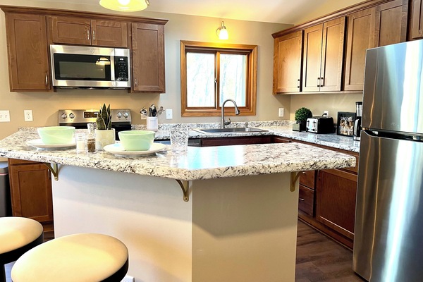 Een koelkast, een magnetron, een oven, een kookplaat