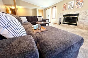 Smart TV, fireplace, table football - Lake Arrowhead Retreat with club pools and beaches (Nekoosa)