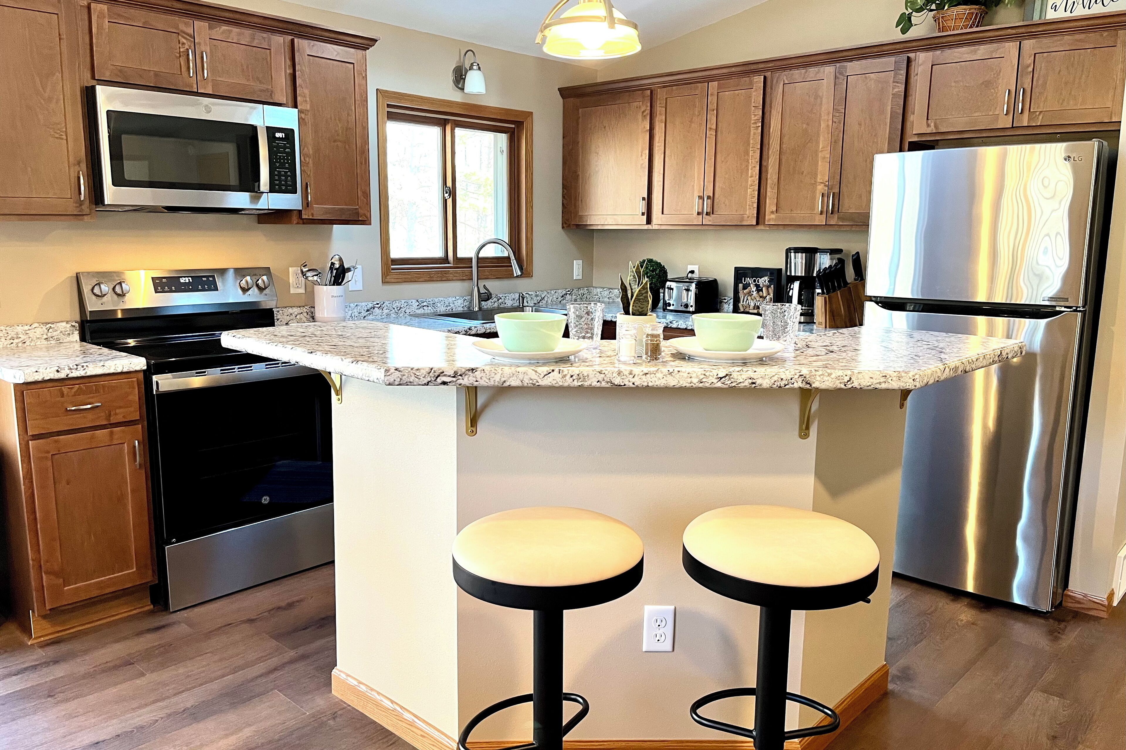 Réfrigérateur, four à micro-ondes, un four, surface de cuisson