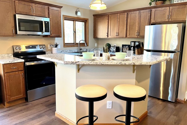 Een koelkast, een microgolfoven, een oven, een kookplaat