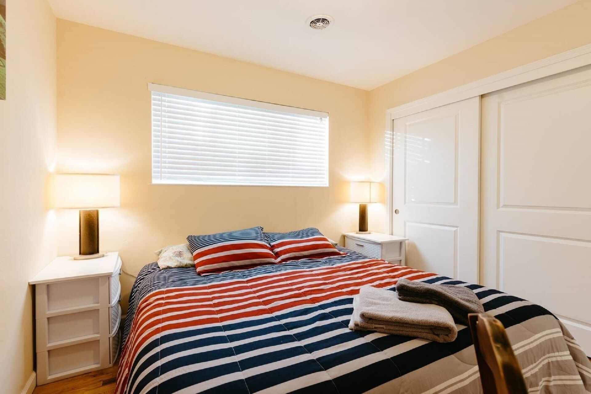 4 bedrooms, iron/ironing board, WiFi, bed sheets