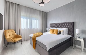 3 chambres, coffres-forts dans les chambres, lit parapluie