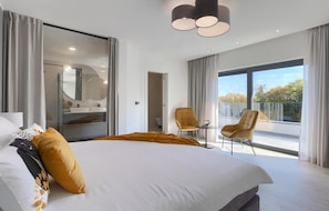3 habitaciones, caja de seguridad en la habitación y cuna de viaje