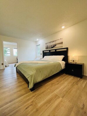4 bedrooms, desk, iron/ironing board, free WiFi - Beautiful home with one acre land in Nanaimo (Nanaimo)