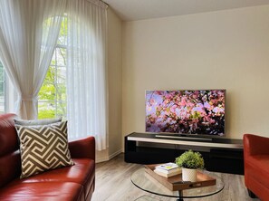 Smart TV, books - Beautiful home with one acre land in Nanaimo (Nanaimo)
