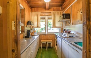 Refrigerador, microondas, parrilla de estufa y utensilios de cocina 