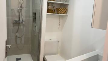 Een douche, handdoeken