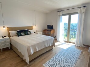 4 slaapkamers, een bureau, een strijkplank/strijkijzer, gratis wifi