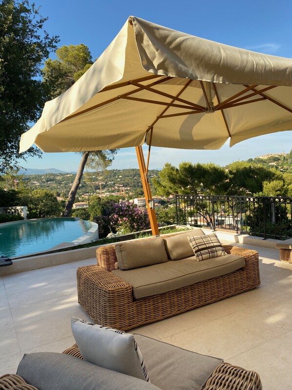 Terrace/patio - Villa Avec Piscine, vue les Alpes, Village de Mougins et la mer (Mougins)