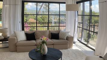 TV connectée, cheminée, table de tennis de table, livres