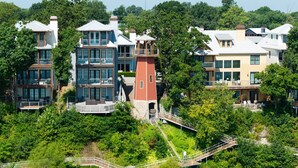 Un ensemble d’immeubles modernes à plusieurs étages, dotés de balcons et de grandes fenêtres, et entourés d’une végétation luxuriante.