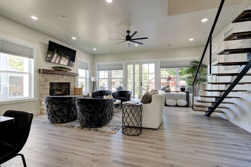 New low prices! Hot tub, pool, boat docks!
