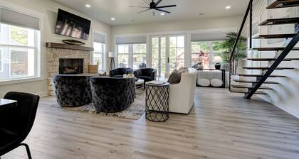 New low prices! Hot tub, pool, boat docks!