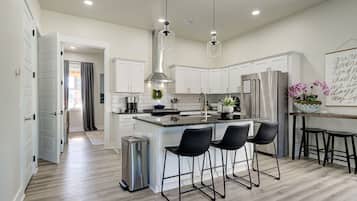 Kjøleskap, mikrobølgeovn, ovn og kokeplater